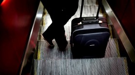 Un bărbat și-a dat soția venită din Italia afară din casă, de frică să nu intre cu ea în izolare